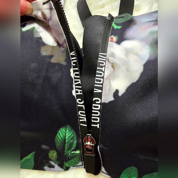 VSX Sports Workout Set . Black&White Floral. Size: Top 36C, Bottom S - Picture 2 of 9